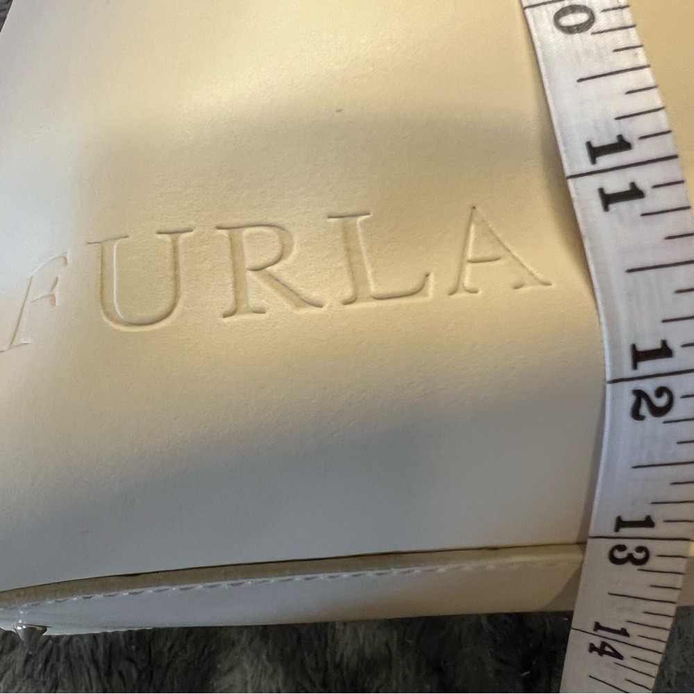 🩷FURLA large cream colored trapezoid shoulder bag. - Picture 7 of 11